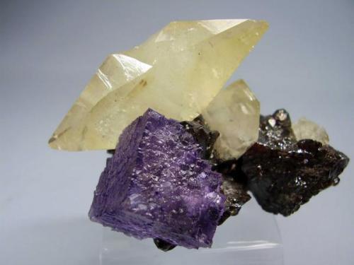 Calcita-Fluorita. Elmwood Mine. 7´5x7 cm. Cristal de 5´5 cm (Autor: geoalfon)