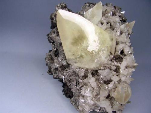 Calcita. Shimen Mine, Hunan, China. 12x9 cm. Cristal de 5 cm (Autor: geoalfon)