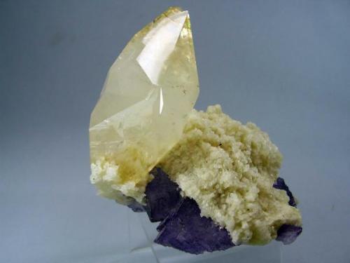 Calcita-Barita-Fluorita. Elmwood Mine. 8´5x8 cm. Cristal de 7 cm (Autor: geoalfon)