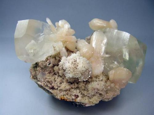 Calcita-Estilbita. Jalgaon, Maharashtra, India. 12´5x9 cm. Cristal de 4´5 cm (Autor: geoalfon)