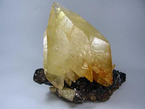 Calcita. Elmwood Mine. 16x16 cm. Cristal de 14´5 cm (Autor: geoalfon)