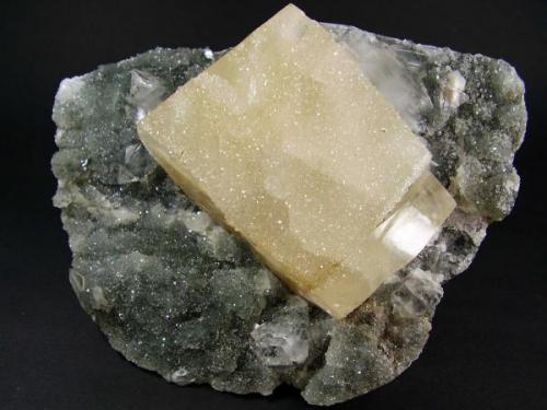 Calcita recubierta de Cuarzo. Jalgaon, Mahasrashtra, India. 15x11 cm. Cristal de 6´5x5 cm (Autor: geoalfon)