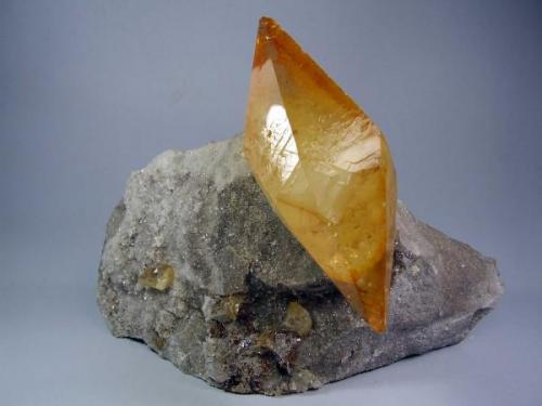 Calcita. Elmwood Mine. 19´5x14 cm. Cristal de 12 cm (Autor: geoalfon)