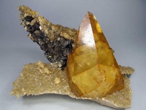 Calcita. Elmwood Mine, Smith Co, Tennessee, Usa. 15x11 cm. Cristal de 8´5 cm. Ex. Col. Steve Neely (Autor: geoalfon)