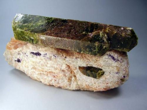 Apatito. Yates Mine, Otter Lake, Quebec, Canada. 17´5x8´5 cm. Cristal de 15´5 cm (Autor: geoalfon)