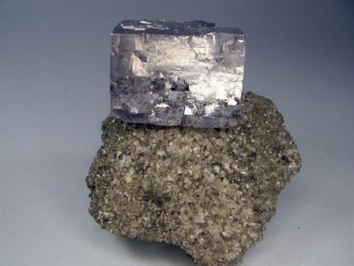 Galena. Sweetwater Mine, Ellington Co, Missouri, Usa. 6´5x6´5 cm. Cubo de 3´2x2´5 cm (Autor: geoalfon)