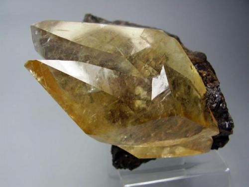Calcita. Elmwood Mine, Tennessee, Usa. 8x8 cm. Cristal de 8 cm. Puede verse la esfalerita de la matriz a través de la Calcita (Autor: geoalfon)