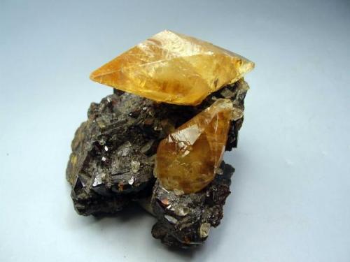 Calcita. Elmwood Mine, Tennessee, Usa. 6´5x6 cm. Cristal de 5 cm (Autor: geoalfon)