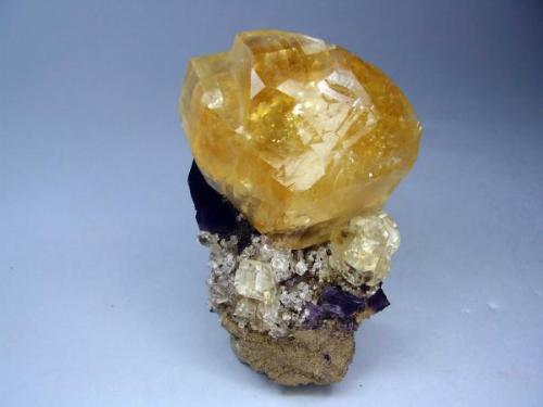 Calcita. Denton Mine, Illinois, Usa. 7´5x5´5 cm. Cristal de 5´5 cm (Autor: geoalfon)