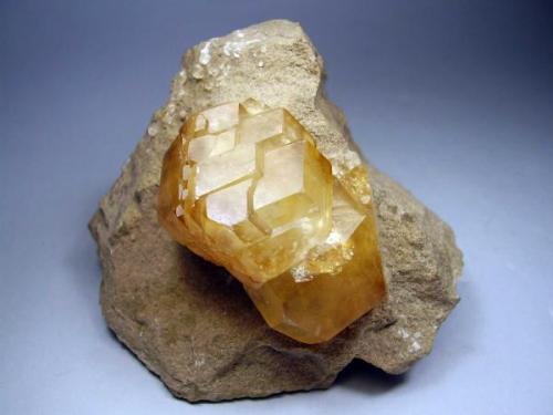 Calcita. Berry Materials Quarry, North Vernon, Indiana, Usa. 7x6 cm. Cristal de 4´5 cm (Autor: geoalfon)