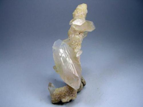 Apofilita en Calcedonia. Jalgaon, Maharashtra, India. 10x3 cm. Cristal de 5´8 cm (Autor: geoalfon)