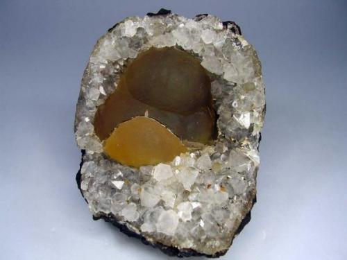 Fluorita. Nasik, Maharashtra, India. 8´5x7 cm. Cristal de 4´5 cm (Autor: geoalfon)