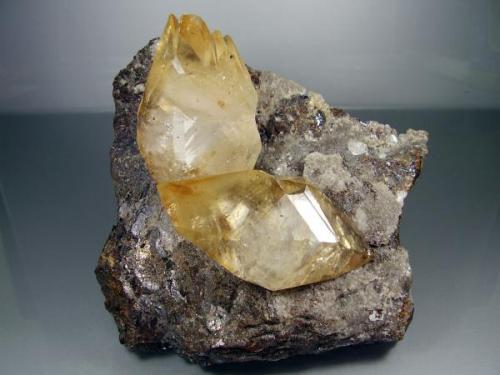 Calcita. Elmwood Mine, Usa. 13´5x13 cm. Cristal de 8 cm (Autor: geoalfon)