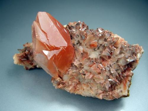 Calcita. Tonglushan Copper Mine, China. 7x4´5 cm. Cristal de 3´5 cm (Autor: geoalfon)