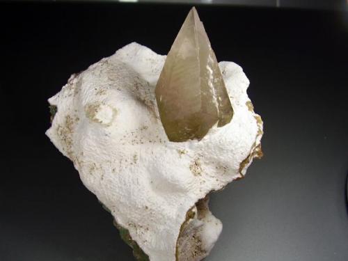 Calcita. Jalgaon, India. 9´5x8´5 cm. Cristal de 5 cm (Autor: geoalfon)