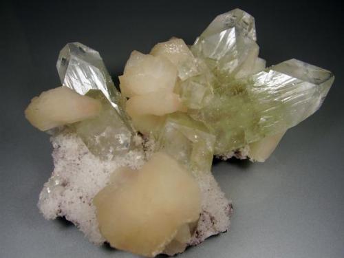 Apofilita-Estilbita. Jalgaon, Maharashtra, India. 12´5x9 cm. Cristal de 5´5 cm (Autor: geoalfon)