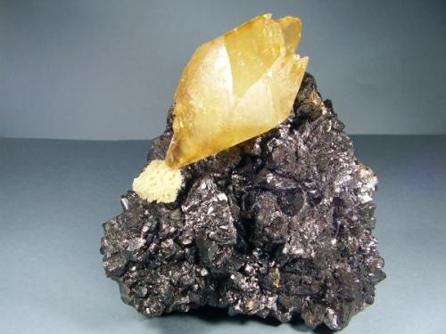 Calcita-Barita en Esfalerita. 22x22 cm. Cristal de 13 cm (Autor: geoalfon)