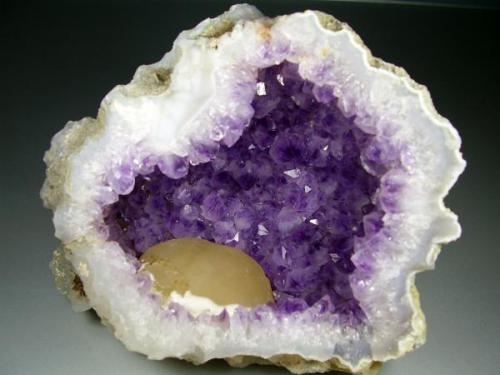 Fluorita en geoda de Amatista. Jalgaon, India. 14x12 cm. Fluorita de 5 cm (Autor: geoalfon)