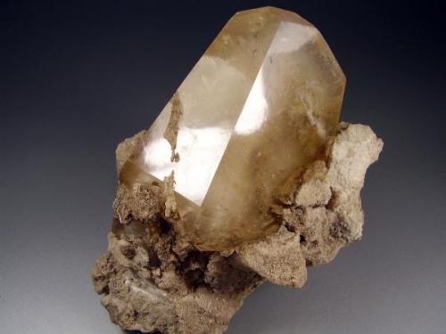 Calcita. Meshberger Quarry, Indiana, Usa. 10x8 cm. Cristal de 7 cm (Autor: geoalfon)