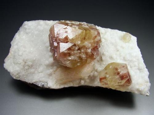 Apofilita. Nasik, India. 12´5x6 cm. Cristal de 3´7 cm. Rara coloración rojida y verdosa (Autor: geoalfon)