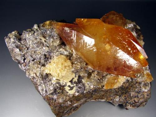 Calcita. Elmwood Mine, Usa. 18x12 cm. Cristal de 10´5 cm (Autor: geoalfon)