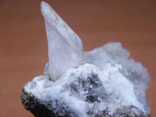 Creo que es una calcita recubierta de cuarzo microcristalino sobre calcedonia blanco azulada recubirta por el mismo cuarzo microcristalino, de punta a base mide en total unos 7 cm (Autor: Pogo)