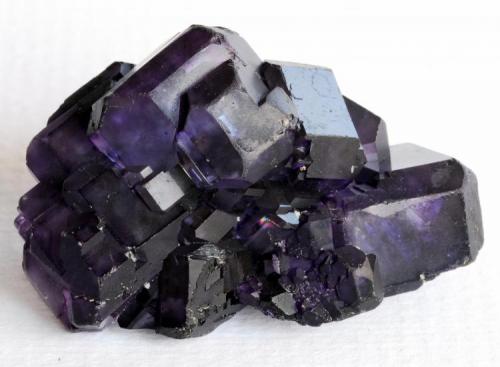 Fluorite
La Collada, Josefa-Veneros vein, Asturias, Spain
6x3,5 cm (Author: Enrique Llorens)