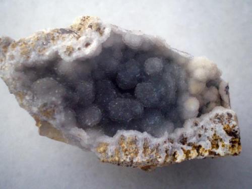 Geoda de cuarzo gris tirando a azulado, pero no se aprecia bien en las fotos.
Cristales milimétricos creando grupos botroidales.
Pieza de 5x3
San Cosme de Nete, Vilalba, prov. de Lugo (Autor: Javier Arribas)