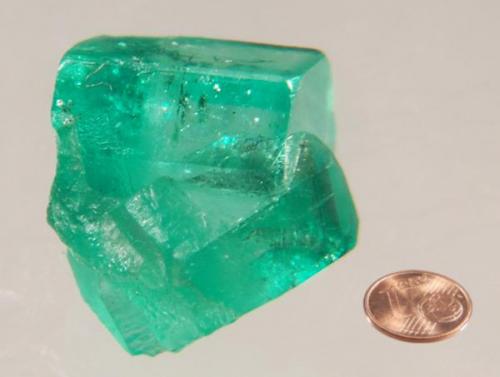 Esmeralda calidad gema
Zona Muzo, Boyacá, Colombia
Tamaño de muestra: 6 x 5.7 x 5.1 mm
OJO !!! La muestra solo tiene unos pocos milímetros, lo de la moneda al lado es una broma. :-)
Así la quería tener yo!... (Autor: Egor Gavrilenko)