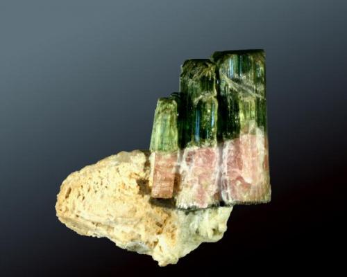 Elbaita (polícroma)
Governador Valhadares, Minas Gerais, Brasil.
4,7 x 4,0 x 2,7 cm. / cristal: 3,0 x 1,8 x 1,4 cm. (Autor: Carles Curto)