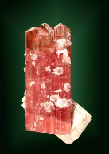 Elbaita (rubelita)
Himalaya Gem Mine, Pala, San Diego, Califòrnia, EUA.
5,8 x 3,6 x 2,8 cm. / cristal: 4,9 x 2,3 x 2,1 cm. (Autor: Carles Curto)