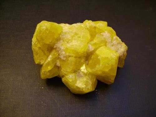 Azufre nativo con pequeños cristales de calcita. Maybee, Monroe Co., Michigan, EEUU. 7,5 x 5 cm. Cristal principal de 3 cm. (Autor: Antonio Alcaide)