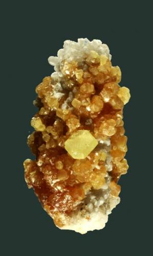 Azufre
Racalmuto, Agrigento (Girgenti), Sicilia, Italia. Racalmuto (m).
Cristal tabular muy estriado, amarillo limón, implantado en una superficie de una primera generación de cristales anaranjados que recubren un grupo de cristales de celestita.
4,5 x 2,5 x 2,5 cm. (Autor: Carles Curto)