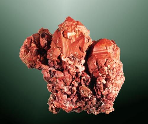 Cobre
Rudnyi Altai, Altaiskii Krai, Sibèria Oriental, Russia. Rubtsovskiy (m).
Agregado de cristales octaédricos muy definidos con escalonamientos de caras planas y superficie rojiza de cuprita.
4,8 x 4,7 x 4,3 cm. (Autor: Carles Curto)