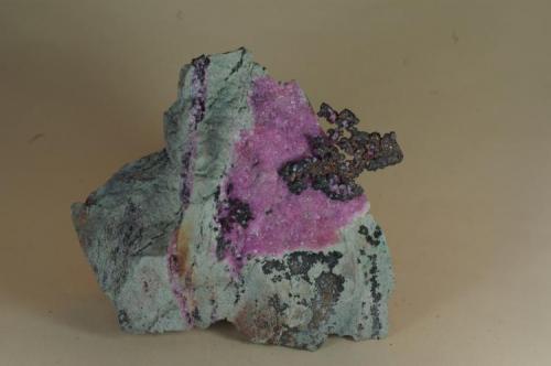 Cobre nativo sobre Calcita cobaltífera, Katanga, Rep. Congo 65x65x40 mm (el cobre 25x20x3) (Autor: Juan María Pérez)