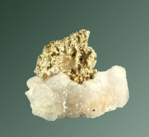 Oro (var. electro)
Hornitos, Mariposa Co., California, EUA.
Crecimiemento esponjoso en cuarzo masivo (ejemplar de 1994).
1,2 x 1,3 x 1,0 cm. (Autor: Carles Curto)