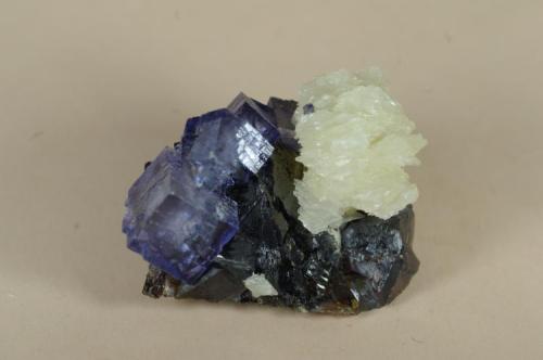 Fluorita con Calcita y Esfalerita, Elmwood Mine, Tennessee, EEUU 40x25x30 (Autor: Juan María Pérez)