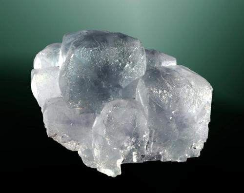 Fluorita
Caravia Baja, Caravia (concejo), Asturias. San Lino (m).
Grupo de cristales tetraexaédricos, uno de ellos dominante, de color azul (ejemplar de 1980).
3,4 x 3,7 x 3,1 (Autor: Carles Curto)