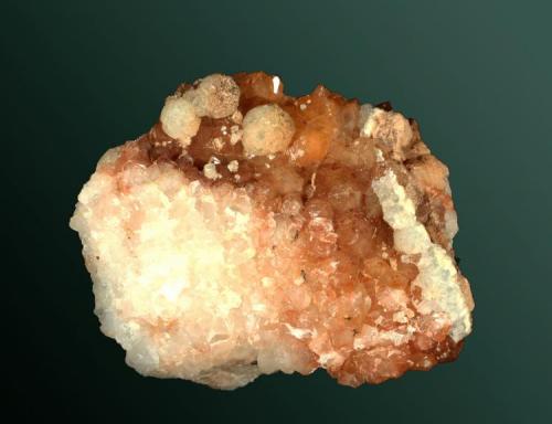 Fluorita
Santa Coloma de Gramenet, Barcelonès, Barcelona, Cataluña, España.
Crecimientos esféricos de cristales rombododecaédricos blancos, sobre cuarzo hematoide (ejemplar de 1967).
3,5 x 4,3 x 2,7 cm. (Autor: Carles Curto)