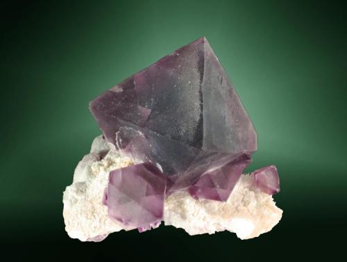 Fluorita
Shangrao, Jiangxi, Xina.
Cristales octaédricos lilas con el interior verde, uno de ellos dominante, en matriz de cuarzo (ejemplar de 2005).
4,8 x 5,4 x 4,3 cm. (Autor: Carles Curto)