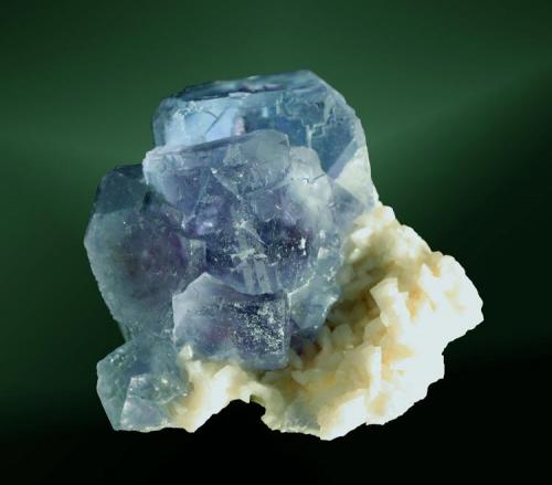 Fluorita
Yizhang, Chenzhou, Hunan, Xina. Yaogangxian (m).
Cristales cúbicos biselados, azules sobre dolomita blanca, con pirita (ejemplar de 1992).
7,0 x 6,7 x 5,4 cm. (Autor: Carles Curto)