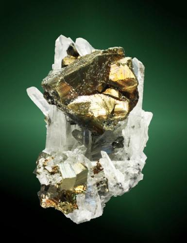 Calcopirita
Huarón, Cerro de Pasco, Pasco, Perú. Alimón (m).
Cristal pseudotetraédrico maclado, en cuarzo (cristal de roca), con pirita (ejemplar de 1984).
5,6 x 4,3 x 4,1 cm.
cristal pral.= 3,0 x 2,7 x 2,3 cm. (Autor: Carles Curto)