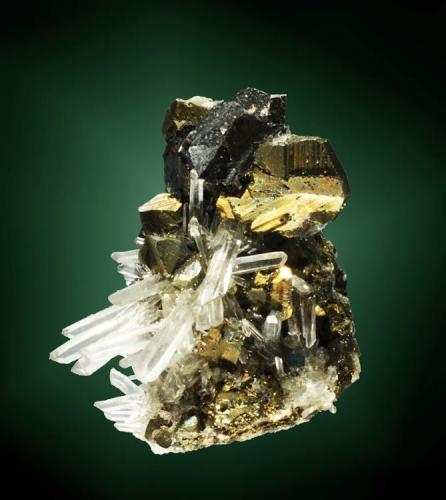 Calcopirita
Huarón, Cerro de Pasco, Pasco, Perú. Alimón (m).
Cristal pseudotetraédrico maclado, con esfalerita (marmatita) y cuarzo (cristal de roca) (ejemplar de 1984).
4,6 x 4,8 x 4,1 cm.
cristal pral.= 1,8 x 1,4 x 1,1 cm. (Autor: Carles Curto)