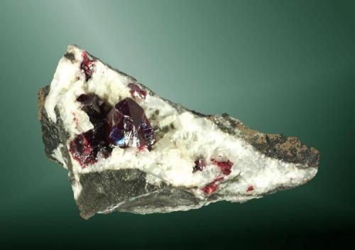 Cinabrio
Tongren, Tongren (pref.), Guizhou (Kweichow), China. Yanwuping (m).
Grupo de cristales, uno de ellos dominante, con el romboedro agudo dominante, maclados, implantados en dolomita blanca, en matriz (ejemplar de 1990).
4,9 x 7,2 x 3,7 cm. / cristal pral.= 1,2 x 1,1 x 1,2 cm. (Autor: Carles Curto)