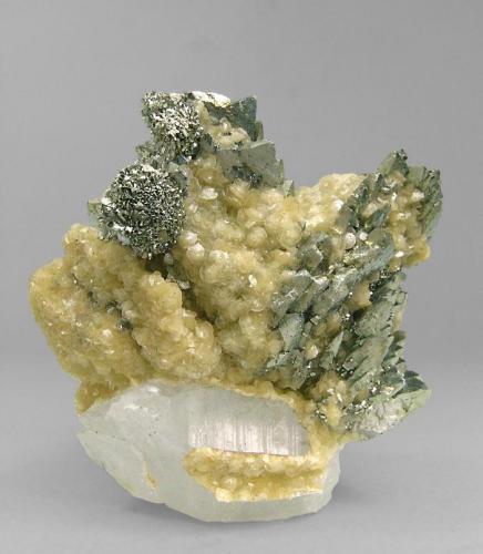 Marcasita (epitáctica con Arsenopirita) con Siderita y Cuarzo
Minas da Panasqueira, Aldeia de São Francisco de Assis, Covilhã, Castelo Branco, Centro, Portugal
Tamaño de la pieza: 6.6 × 5.7 × 5 cm.
El cristal más grande mide: 2.8 × 2.2 cm.
Ex Colección Folch duplicados
Foto: Minerales de Referencia (Autor: Jordi Fabre)