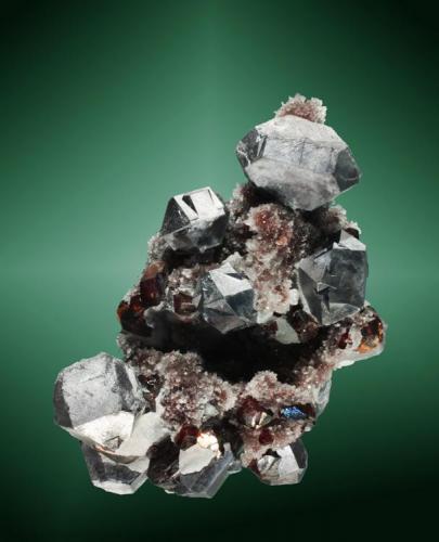 Galena + cuarzo + esfalerita     Chaojia, Rucheng (dist.), Chenzhou, Hunan, China. Rucheng (m).
Cristales cubo-octaédricos maclados (macla según la ley de la espinela), en matriz de esfalerita acaramelada roja, parcialmente recubierta de microcristales de cuarzo (ejemplar de 2010).
8,0 x 5,2 x 4,1 cm. / cristal pral.: 2,4 x 1,4 x 1,4 cm. (Autor: Carles Curto)