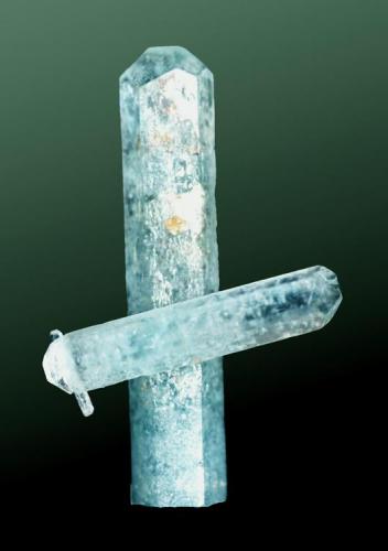 Berilo (aguamarina)
Medina, Teófilo Otoni, Minas Gerais, Brasil.
Agregade cristales biterminados (ejemplar consolidado) (ejemplar de 1992).
5,2 x 3,4 x 1,4 cm. / cristal pral.: 5,2 x 1,1 x 0,9 cm. (Autor: Carles Curto)