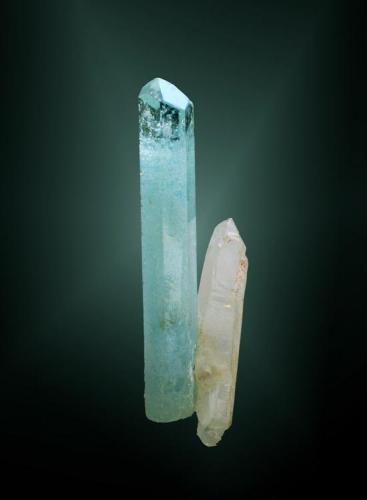 Berilo (aguamarina) + cuarzo     Medina, Teófilo Otoni, Minas Gerais, Brasil.
Cristall biteminado, con un cristal de cuarzo también biterminado (cristal consolidado) (ejemplar de 1992).
4,9 x 1,6 x 1,4 cm. / cristal: 4,5 x 0,6 x 0,7 cm. (Autor: Carles Curto)