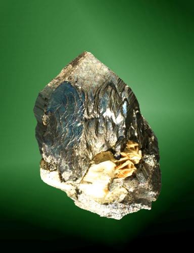 Arsenopirita
Panasqueira, Covilha (mun.), Castelo Branco (dist.), Beira Baixa, Portugal.
Cristal prismático, con curvaturas, con un pequeño agregado hojoso de moscovita (ejemplar de 1989).
2,6 x 2,7 x 2,6 cm. / cristal pral.: 2,8 x 2,1 x 1,7 cm. (Autor: Carles Curto)