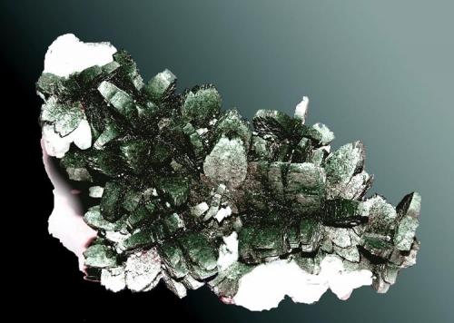 Marcasita
Reocín, Torrelavega, Santander, Cantabria. 
Agregados de cristales en cresta de gallo, con calcita, en matriz (ejemplar de 1988).
7,0 x 6,0 x 3,5 cm. / agregado pral.: 1,3 x 0,9 x 0,5 cm. (Autor: Carles Curto)